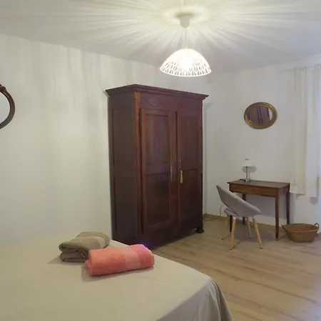 Les Boulegons Au Pied Du Luberon Holiday home *