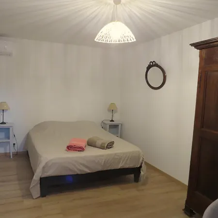 Les Boulegons Au Pied Du Luberon Holiday home *